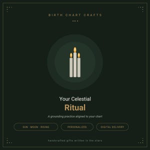 Può includere: Una grafica verde scuro con il testo BIRTH CHART CRAFTS, Your Celestial Ritual e A grounding practice aligned to your chart. Un'icona di tre candele accese è centrata. I pulsanti riportano SUN MOON RISING, PERSONALIZED, DIGITAL DELIVERY.