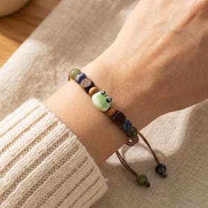 Grodamakraméarmband, handgjort justerbart djursmycke, söt naturälskarepresent, Cottagecore kawaii pärlarmband i trä