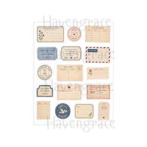 Puede incluir: Una colecci&oacute;n de pegatinas de papel de estilo vintage con varios temas postales, incluyendo tarjetas de correspondencia, postales, sobres de correo a&eacute;reo y formularios con dise&ntilde;os en tinta beige, azul y roja sobre una hoja blanca.