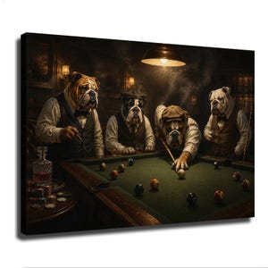 Op de afbeelding: Een canvasprint met vier antropomorfe bulldogs die in een schemerige kamer biljarten. De honden dragen vesten en overhemden, waarbij er één een sigaar vasthoudt en een ander over de groene biljarttafel leunt met een keu. Een karaf met amberkleurige vloeistof en pokerfiches staan op een bijzettafel.