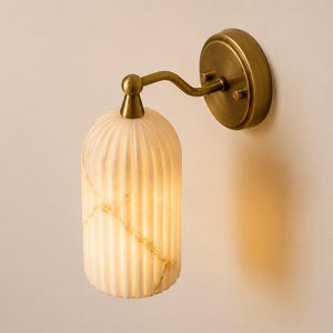 Handgjord italiensk vägglampa i alabastermässing, modern lyxig sovrumslampa