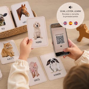 Puede incluir: Un conjunto de tarjetas educativas de animales con fotografías y etiquetas de texto, incluyendo un teléfono inteligente que muestra un código QR para la pronunciación. Las tarjetas muestran una vaca, caballo, cachorro, gato, cerdo y conejo.
