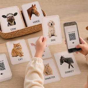 Puede incluir: Un conjunto de tarjetas educativas de animales con fotografías realistas de una vaca, caballo, perro, gato, cerdo, hámster y burro con sus nombres impresos. Cada tarjeta incluye un código QR con la etiqueta SCAN TO HEAR ME para audio.