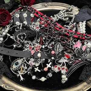 Tarro de joyería misterioso, caja de joyería misteriosa gótica, conjunto de joyería punk, collar, pendientes, anillo y broche sorpresa, regalo de estilo academia oscura para ella.