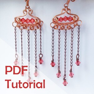 Peut inclure: Boucles d'oreilles en fil de cuivre avec des perles de cristal roses et des chaînes pendantes. Tutoriel PDF.