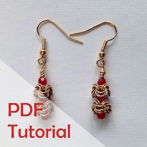 Puede incluir: Pendientes hechos a mano con alambre dorado y cuentas rojas. Los pendientes presentan un diseño tejido único y están suspendidos de ganchos dorados. El texto "PDF Tutorial" es visible.