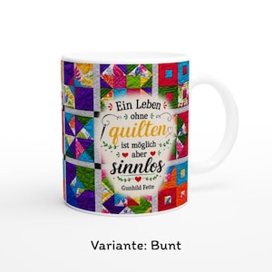 Könnte beinhalten: Ein weißer Keramikbecher mit einem bunten Patchwork-Quilt-Muster in Blau, Grün, Gelb, Rot und Lila. In der Mitte steht der deutsche Text: Ein Leben ohne quilten ist möglich aber sinnlos, verziert mit einer Nadel und kleinen Herzen.