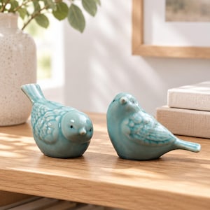 Blågrön keramikfågelfigurer, set om 2, glansig blågrön glasyr, texturerade fjäderdetaljer, små djurprydnader för hylldekor i Cottagecore