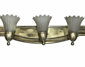 Aplique de pared de 3 luces estilo Hollywood Regency vintage con pantallas de tulipán esmeriladas.