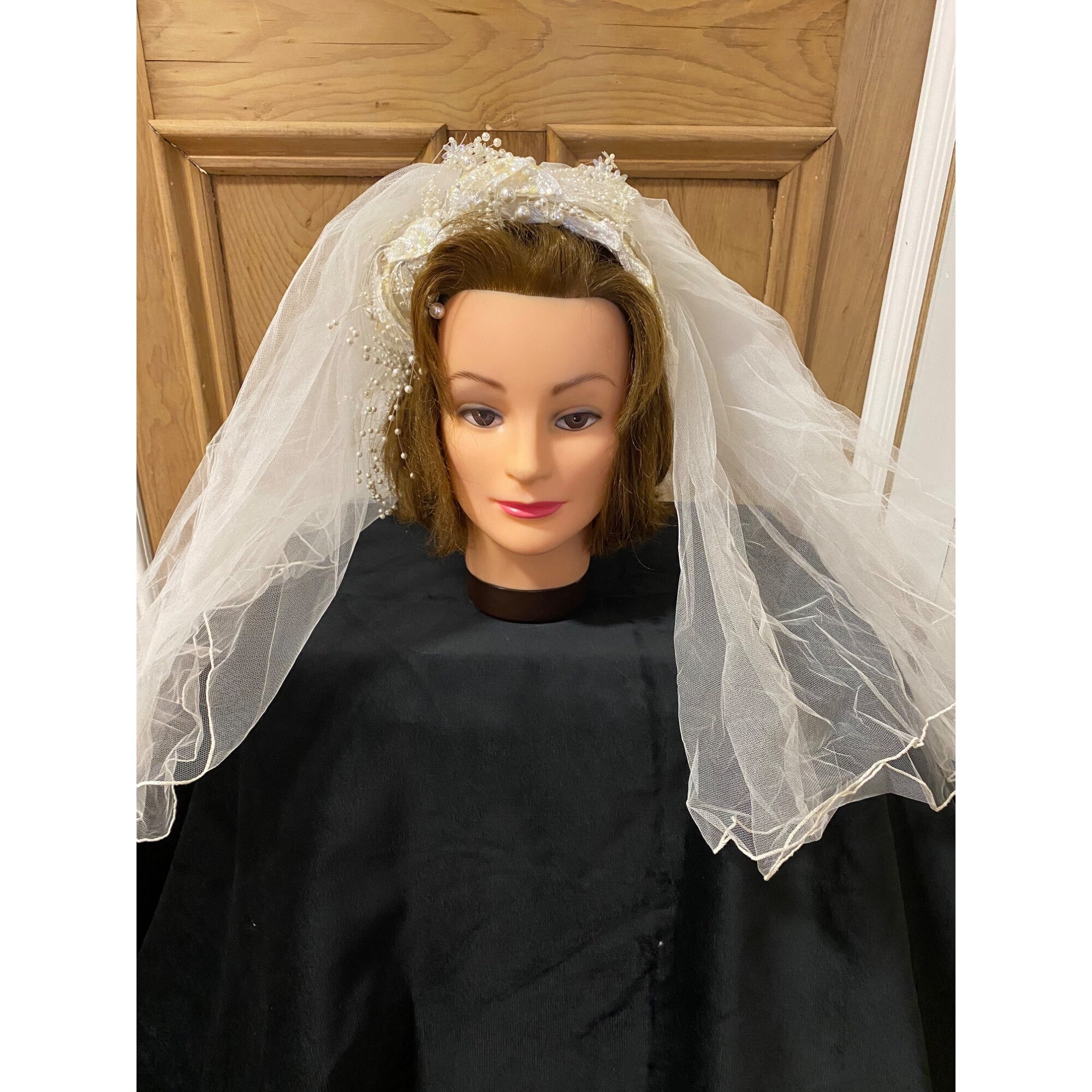 Vintage Lace Bridal Veil With Wired Hem & Pearl Headband Vintage 1990s Beaded Bridal Headband Wedding Veil Cream  main image 2