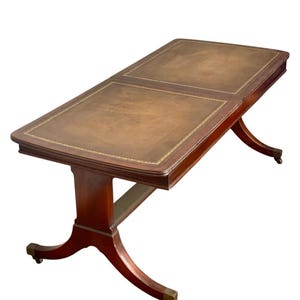 Mesa extensible para juegos de cartas de café con tapa de cuero antiguo y bandeja de cobre
