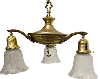 Lámpara de araña antigua de tres brazos de latón estilo Art Nouveau de la década de 1930