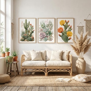 Pode incluir: Três quadros de parede com ilustrações botânicas de vários cactos e suculentas em tons de verde, rosa e amarelo, dispostos em fila sobre um sofá de vime claro com almofadas bege e um tapete de fibras naturais.