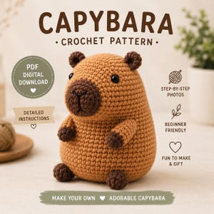 Może przedstawiać: Wzór szydełkowy na kapibarę z tekstem CAPYBARA CROCHET PATTERN, PDF DIGITAL DOWNLOAD, DETAILED INSTRUCTIONS, STEP-BY-STEP PHOTOS, BEGINNER FRIENDLY, FUN TO MAKE & GIFT oraz MAKE YOUR OWN ADORABLE CAPYBARA. Kapibara jest jasnobrązowa z ciemnobrązowymi akcentami.