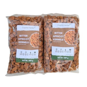 Puede incluir: Dos bolsas de plástico transparente llenas de huesos de albaricoque amargos de color marrón. Cada bolsa tiene una etiqueta blanca y marrón con el texto Coyote Herbs, Bitter Apricot Kernels, Raw & Natural, y 0.5 LB / 227 g, y cuatro iconos.