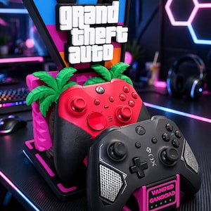 Può includere: Un supporto per controller da gioco con il logo Grand Theft Auto V e decorazioni a forma di palma. Il supporto sostiene un controller rosso e nero, mentre un controller nero con dettagli argentati e la scritta VANRED GANGGAD si trova davanti.