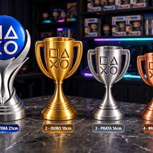 Könnte beinhalten: Ein Set aus vier Gaming-Trophäen mit den PlayStation-Symbolen Quadrat, Dreieck, Kreuz und Kreis. Die Platin-Trophäe ist 21cm, Gold 18cm, Silber 16cm und Bronze 14cm groß. Jede Trophäe zeigt die ikonischen Symbole der Controller-Tasten.