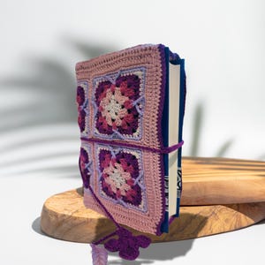 Couverture de Bible carrée au crochet, faite main par une grand-mère persane, couleur crème violette avec croix.