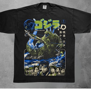 Può includere: Una t-shirt nera a maniche corte con una stampa grafica di Godzilla Minus One. Il design include il titolo in blu e verde, una figura centrale di Godzilla, un aereo vintage e una fila di ritratti di personaggi nella parte inferiore con testo.