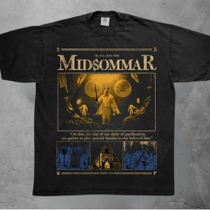 Può includere: Una t-shirt nera a maniche corte con una stampa grafica del film Midsommar. Il design include il titolo, una figura centrale che regge una torcia e il testo: On this, the day of our deity of purification, we gather to give special thanks to our beloved Sun.