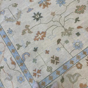 Tapis Oushak pastel tissé à la main, tapis en laine style vintage crème et bleu pour salon ou chambre