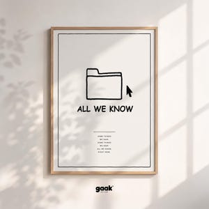 Puede incluir: Una lámina enmarcada con un dibujo lineal negro de un icono de carpeta de ordenador y un cursor. El texto dice ALL WE KNOW, seguido de: SOME THINGS: WE SAVE. SOME THINGS WE KEEP. ALL WE KNOW, RIGHT HERE. El diseño tiene un borde negro fino.