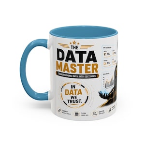 Może przedstawiać: Biały ceramiczny kubek z niebieskim uchwytem i wewnętrzną krawędzią. Na zewnątrz znajduje się napis THE DATA MASTER, TRANSFORMING DATA INTO DECISIONS oraz IN DATA WE TRUST, a także wykres KPI, analiza trendów i ikony.