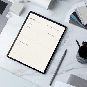 Op de afbeelding: Een digitale tablet met een Project Board-sjabloon met secties genaamd My Pursuit, The Vision, 3-Month Milestone en Small Steps for This Week. Het scherm heeft een gebroken witte achtergrond met zwarte tekst en dunne lijnen.