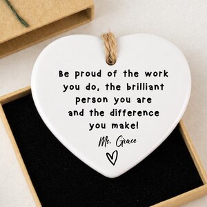 Ornamento a forma di cuore in ceramica personalizzato con nome personalizzato, messaggio motivazionale "Fai la differenza", bianco, da appendere come ricordo.