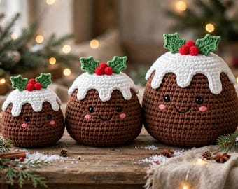 Wzór na szydełkowy pudding świąteczny | 3 rozmiary grubego puddingu z szenili, ostrokrzewu i jagód (do pobrania w formacie PDF)