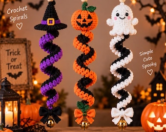 Może przedstawiać: Trzy wiszące szydełkowe spirale na Halloween. Jedna przedstawia czarny kapelusz czarownicy, druga dynię, a trzecia białego duszka. Każda spirala zakończona jest małą kokardką i złotym dzwonkiem. Napisy: Crochet Spirals, Trick or Treat, Simple Cute Spooky.