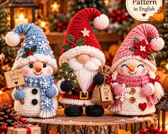 Może przedstawiać: Trzy szydełkowane figurki: niebieski bałwan z tabliczką Let it Snow, centralny krasnal Świętego Mikołaja z choinką i workiem Ho Ho Ho oraz różowy bałwan z gwiazdą betlejemską. Etykieta w rogu zawiera napis PDF Pattern in English.