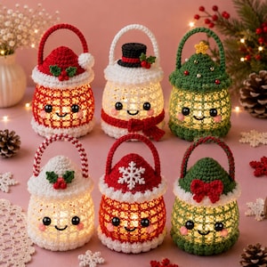 Peut inclure: Six lanternes décoratives en crochet sur le thème des fêtes, incluant des motifs de père Noël, bonhomme de neige, sapin et flocon. Chaque lanterne possède un intérieur lumineux, une anse et un visage souriant avec des yeux noirs et des joues roses.
