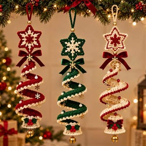 以下が含まれることがあります： 螺旋状のクリスマスツリーの形をした3つの吊り下げ式かぎ針編みオーナメント。それぞれに星のトッパー、ベルベットのリボン、小さなパールと雪の結晶のアクセント、そしてベースに金色のベルが付いています。色はダークレッド、フォレストグリーン、クリーム色です。