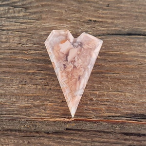 Cabochon geometrico a forma di cuore di calcedonio rosa immagine 1