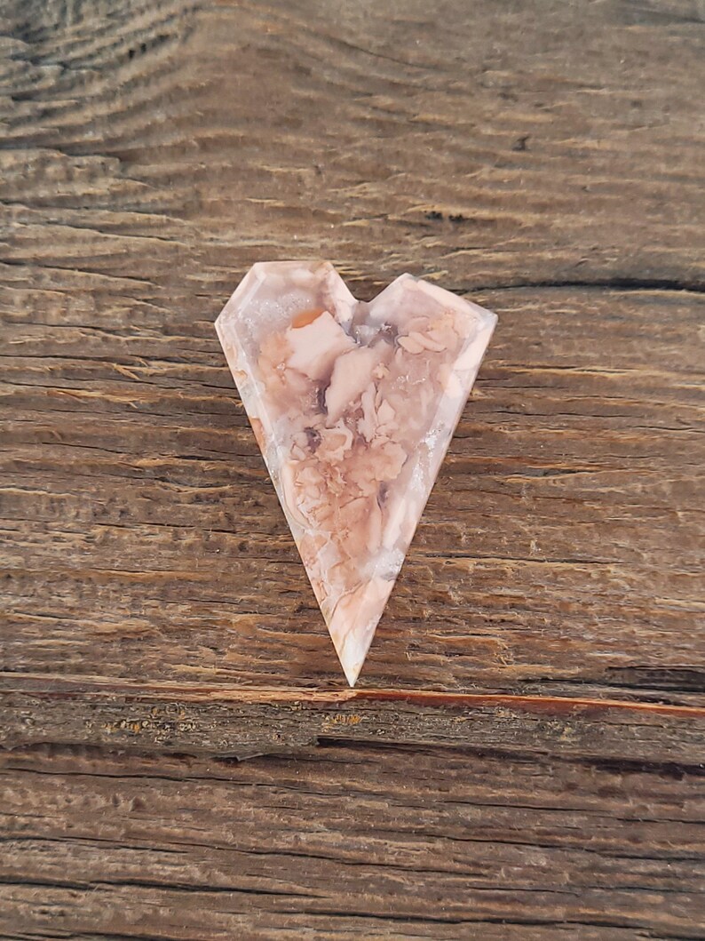 Cabochon geometrico a forma di cuore di calcedonio rosa immagine 1