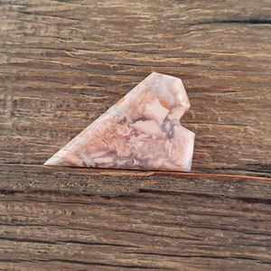 Cabochon geometrico a forma di cuore di calcedonio rosa immagine 2