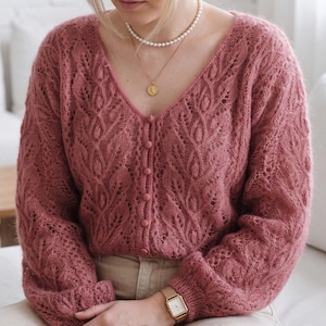 Modèle de tricot pour un cardigan en dentelle : Pull en mohair à col en V et boutons sur le devant (Téléchargement PDF)