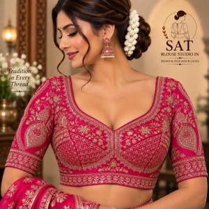 Puede incluir: Una blusa fucsia vibrante con intrincados bordados dorados con motivos de pavo real y un patrón de rejilla geométrica. La prenda tiene un escote en V profundo, mangas hasta el codo y está adornada con detalles en hilo. Texto: SAT BLOUSE STUDIO IN.