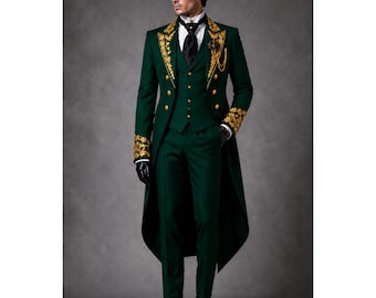 Puede incluir: Un traje de frac verde oscuro con bordados dorados en las solapas y puños, combinado con un chaleco y pantalones a juego. El conjunto incluye una camisa blanca de cuello, una corbata negra y botones dorados, formando un conjunto formal.