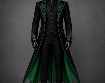 Pode incluir: Um casaco comprido preto com bordados verdes intrincados nas lapelas largas e punhos, combinado com um colete preto abotoado, uma camisa preta com plastron e calças pretas. O casaco tem uma bainha pontiaguda e um forro verde vibrante.