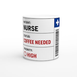 Könnte beinhalten: Ein weißer Keramikbecher mit einem medizinischen Etikettendesign. Der Text lautet PATIENT: NURSE, STATUS: COFFEE NEEDED und PRIORITY: HIGH in roter und schwarzer Schrift. Ein blaues Kreuzsymbol und ein vertikaler Strichcode sind seitlich aufgedruckt.
