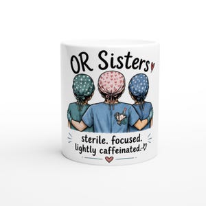 Könnte beinhalten: Ein weißer Keramikbecher mit einer Illustration von drei Personen in OP-Kleidung und gemusterten OP-Hauben. Der Text lautet OR Sisters und sterile. focused. lightly caffeinated. mit kleinen Herzsymbolen und einem Stethoskop.
