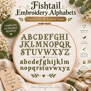 Puede incluir: Un bastidor de bordado de madera con tela blanca y letras del alfabeto bordadas en verde oscuro, tanto en mayúsculas como en minúsculas. El texto dice Fishtail Embroidery Alphabets, Complete Alphabet Bundle y Stitch Create Personalize Anything.