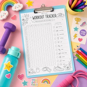 Op de afbeelding: Een lichtblauw klembord met een geprint workout-trackerblad met een raster, een legenda en bloemillustraties. Het blad bevat de tekst WORKOUT TRACKER en What movement did I do today?, omringd door kleurrijke stickers en fitnessapparatuur.
