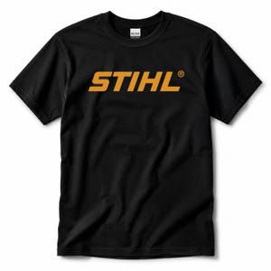 以下が含まれることがあります： 胸元に太字のオレンジ色でSTIHLという文字がプリントされた、黒の半袖Tシャツ。このシャツはクルーネックで標準的なフィット感があり、ブランド名が前面にサンセリフ体のフォントで表示されています。