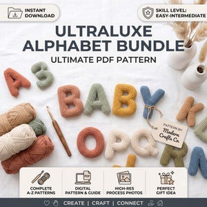 Könnte beinhalten: Ein Ultraluxe Alphabet Bundle PDF-Muster mit gehäkelten Buchstaben in verschiedenen Farben, darunter Terrakotta, Salbeigrün, Gelb und Blau. Das Bild zeigt Garnknäuel, eine Häkelnadel aus Holz und ein Etikett mit der Aufschrift Modern Crafts Co.