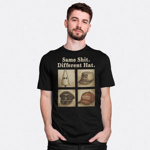 Puede incluir: Una camiseta negra de manga corta con el texto "Same Shit. Different Hat." sobre una cuadrícula de cuatro ilustraciones que representan una capucha puntiaguda, una gorra militar, una gorra de oficial y una gorra de béisbol.