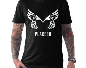 Könnte beinhalten: Ein schwarzes Kurzarm-T-Shirt mit einer weißen Grafik aus stilisierten Flügeln über dem Wort PLACEBO in einer klaren serifenlosen Schrift. Das Kleidungsstück hat einen Rundhalsausschnitt und eine Standardpassform mit Kontrast.