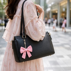 Portachiavi con fiocco rosa all'uncinetto, ciondolo per borsa fatto a mano, accessorio per zaino